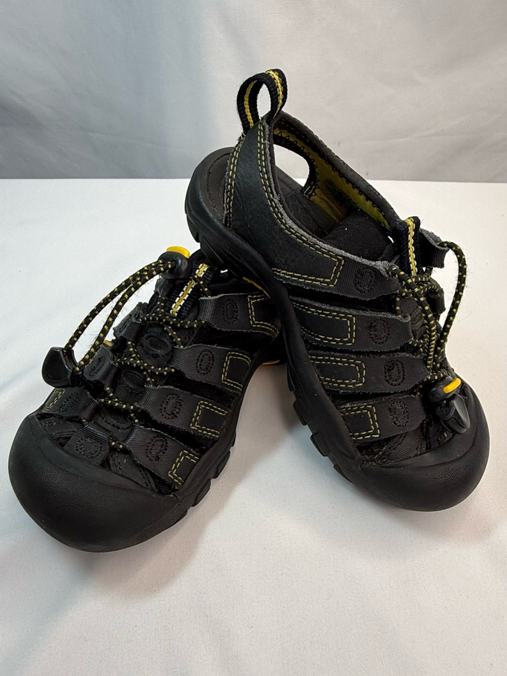 Keen Newport Kids Boys Size 11 Waterproof Black Sandals Yellow Accents VGUC/EUC